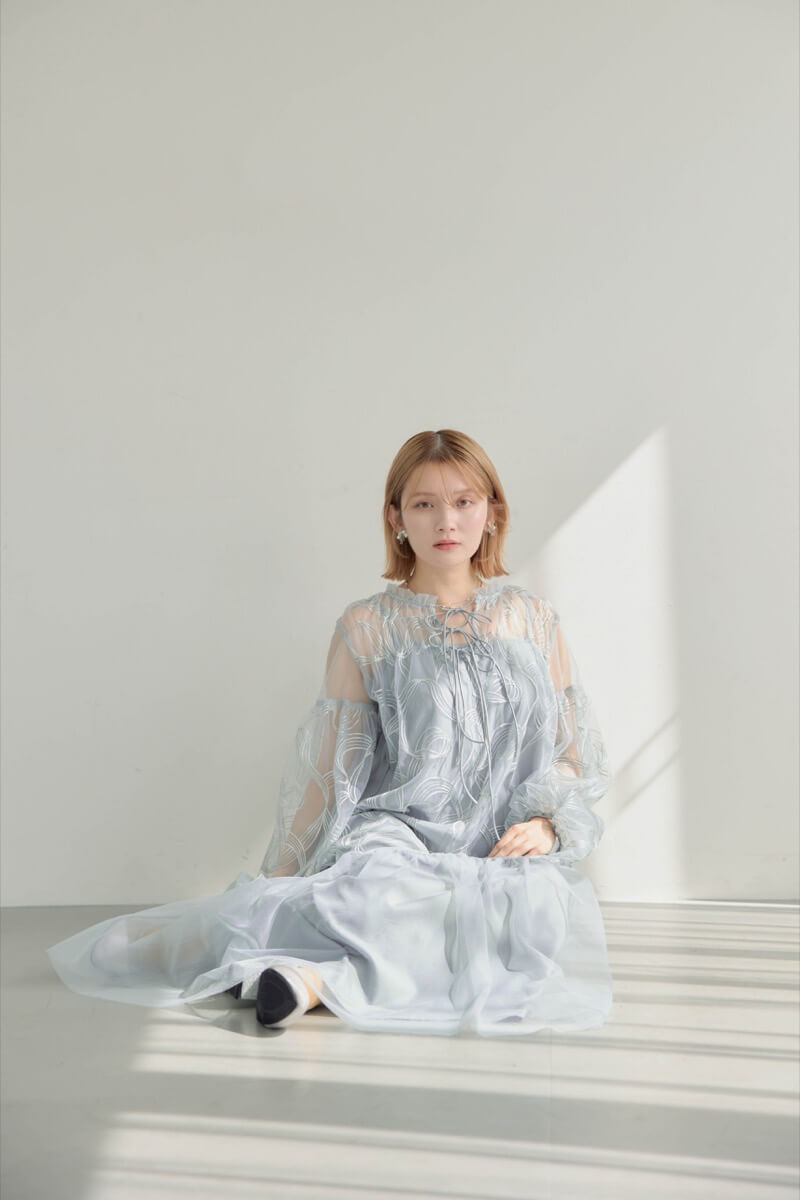 グレーのリボンエンブロイダリーレイヤードドレスの商品画像10