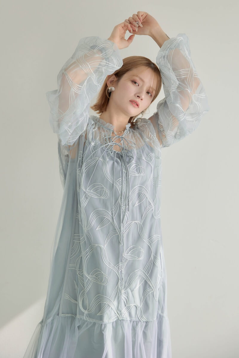 グレーのリボンエンブロイダリーレイヤードドレスの商品画像13