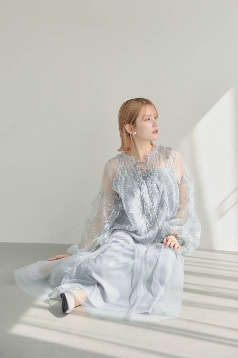 グレーのリボンエンブロイダリーレイヤードドレスの商品画像14