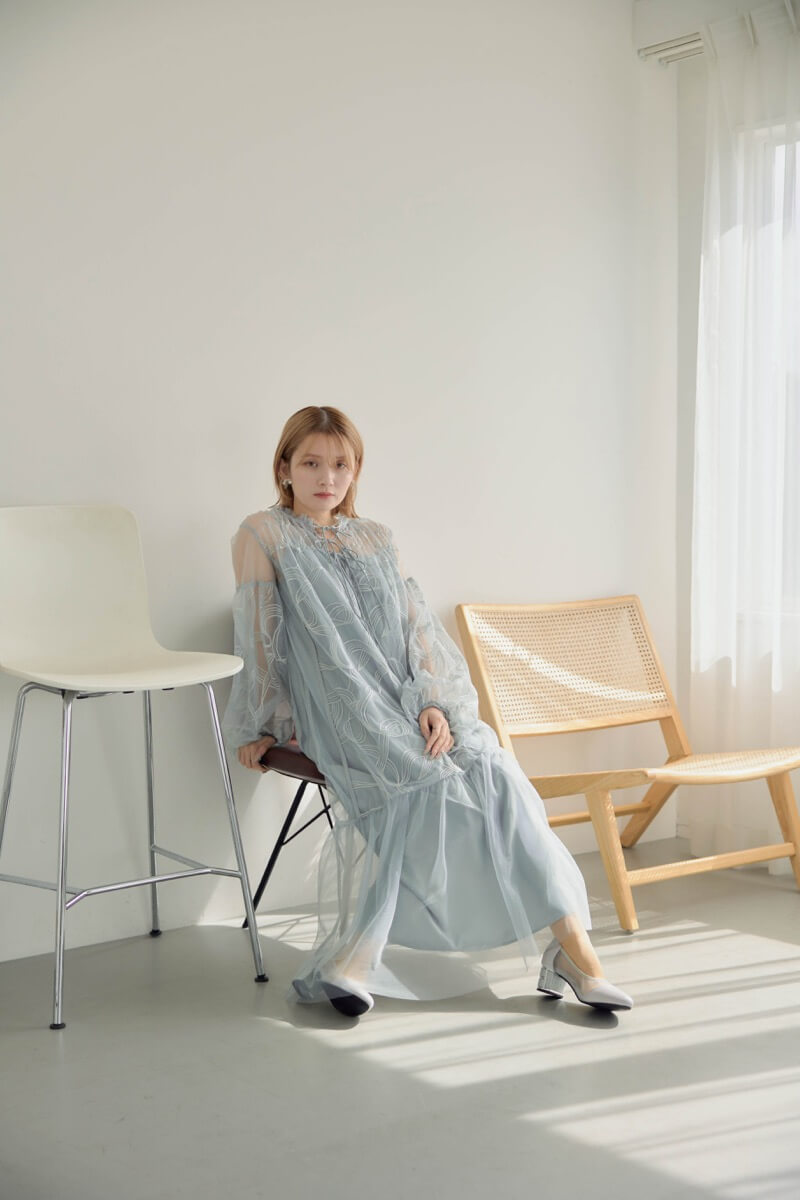 グレーのリボンエンブロイダリーレイヤードドレスの商品画像15