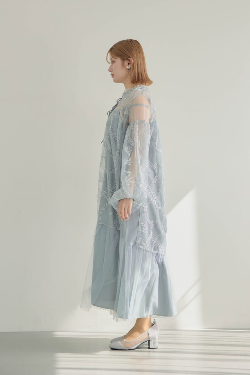 グレーのリボンエンブロイダリーレイヤードドレスの商品画像3
