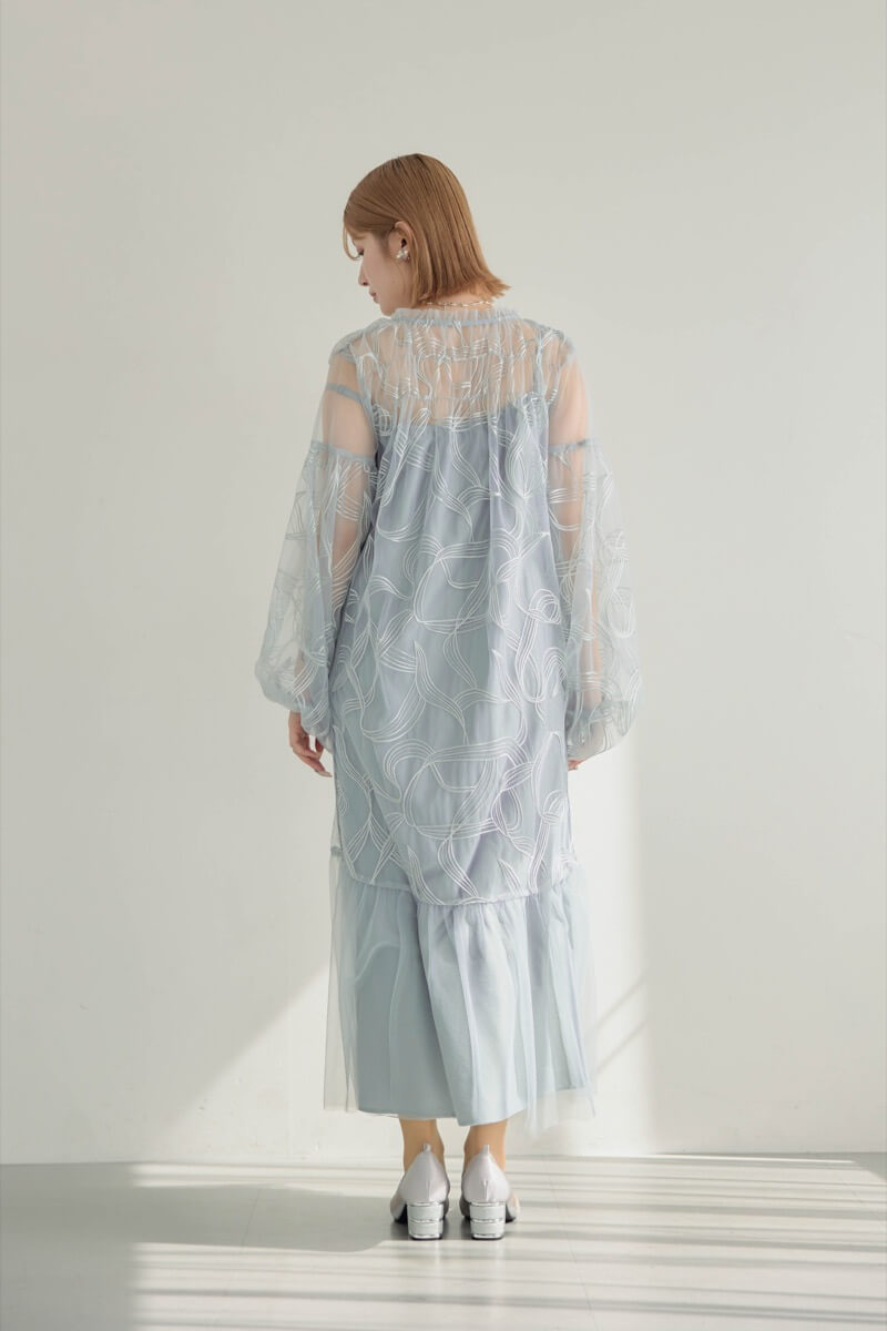 グレーのリボンエンブロイダリーレイヤードドレスの商品画像4