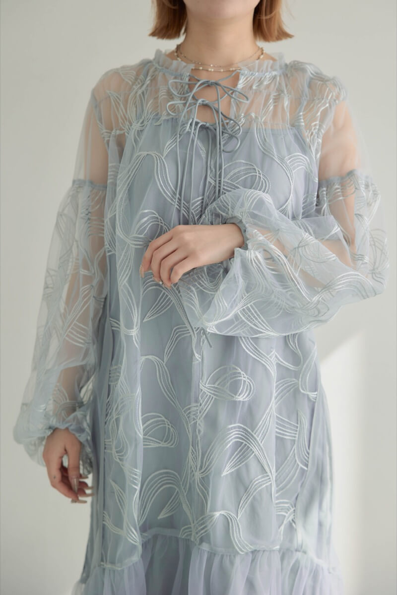 グレーのリボンエンブロイダリーレイヤードドレスの商品画像5