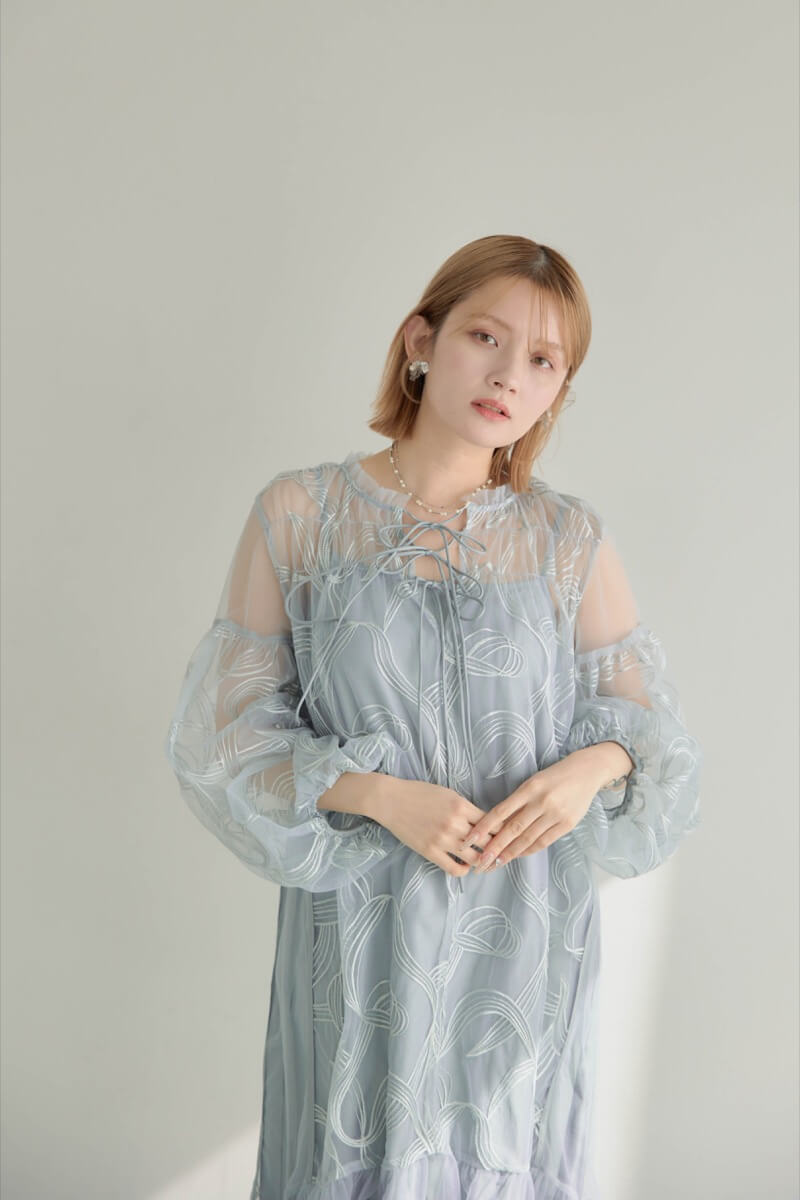 グレーのリボンエンブロイダリーレイヤードドレスの商品画像8