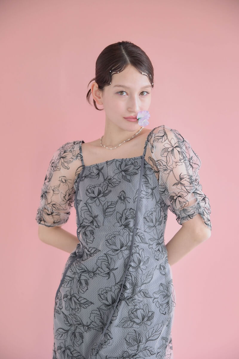 ブラックのウェーブパイピングフレアドレスの商品画像1