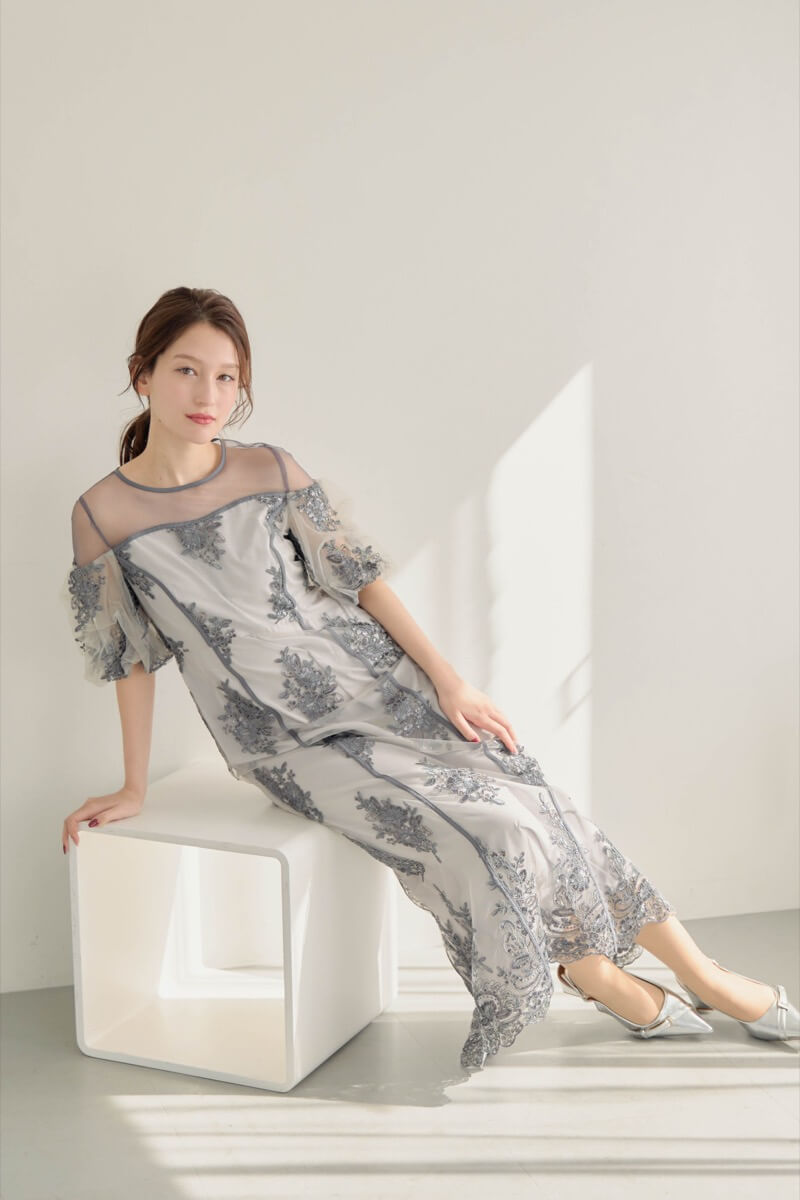 グレーのエンブロイダードシアードレスの商品画像1