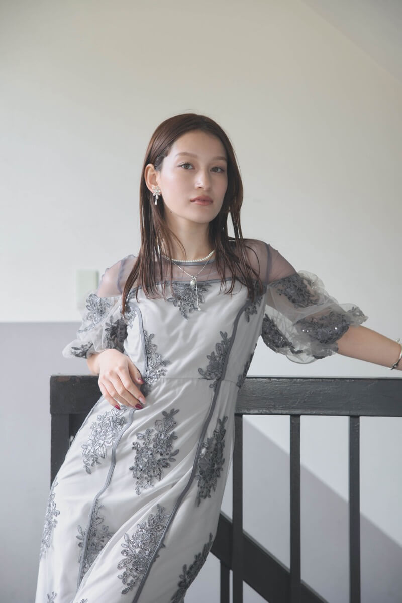グレーのエンブロイダードシアードレスの商品画像11