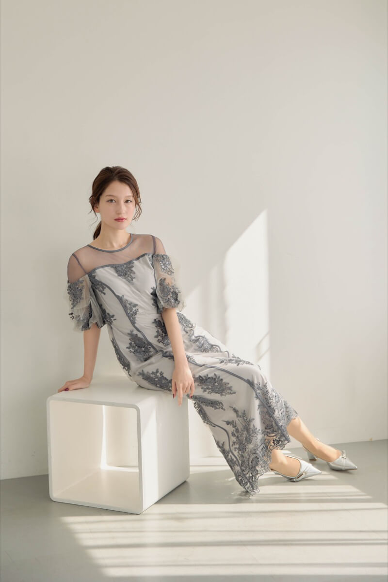 グレーのエンブロイダードシアードレスの商品画像14