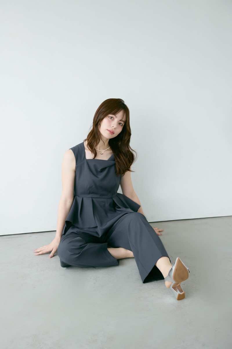 グレーのツイストネックペプラムセットアップパンツ | LE' RURE | M
