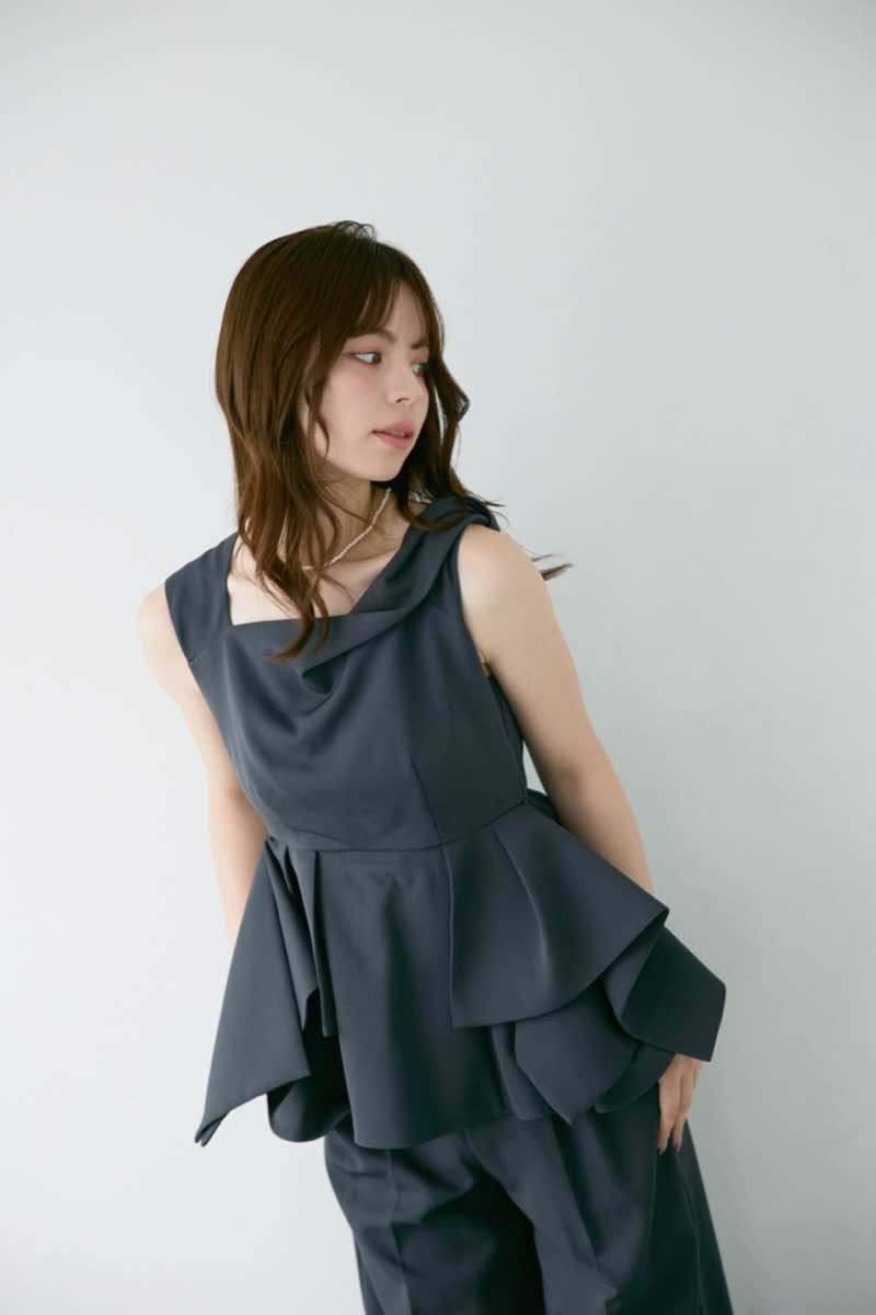 グレーのツイストネックペプラムセットアップパンツの商品画像12