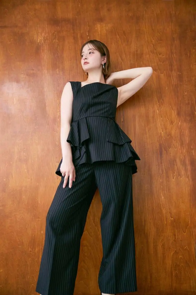 ストライプのツイストネックペプラムセットアップパンツ | LE' RURE