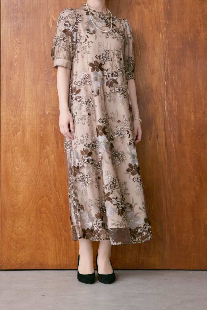 ブラウンのバルーンスリーブエンブロイダリードレスの商品画像11
