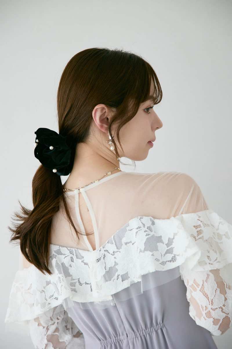 ライトグレーのレースラッフルドレスの商品画像14
