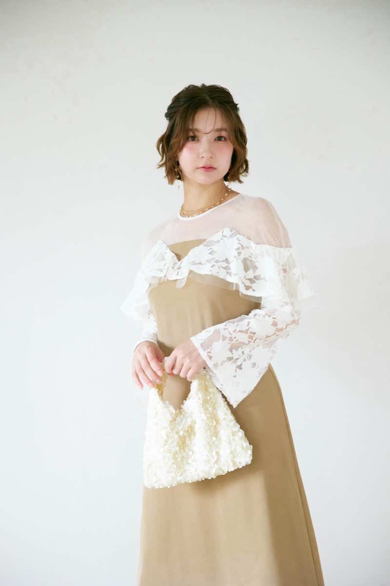 ベージュのレースラッフルドレスの商品画像12