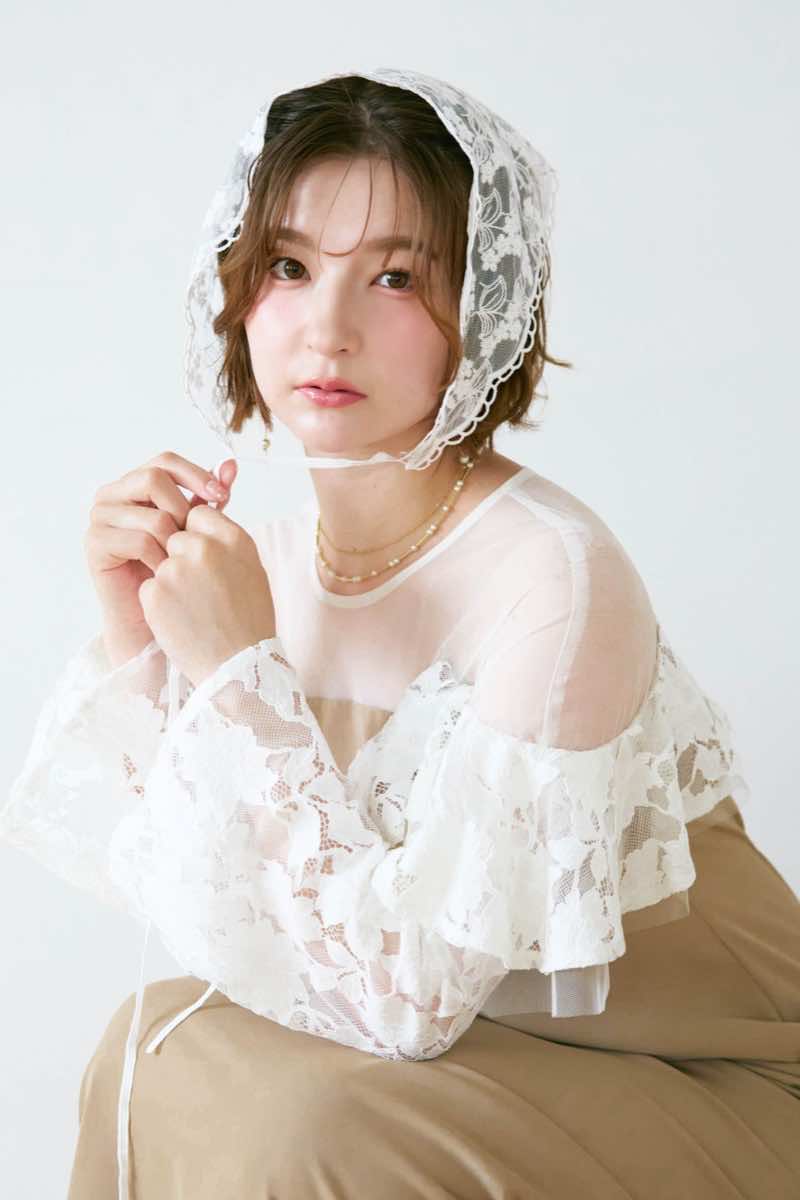 ベージュのレースラッフルドレスの商品画像13
