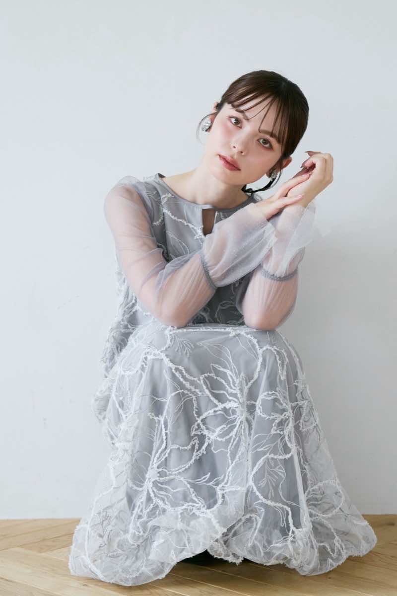 グレーのプルーム刺繍バルーンドレスの商品画像15