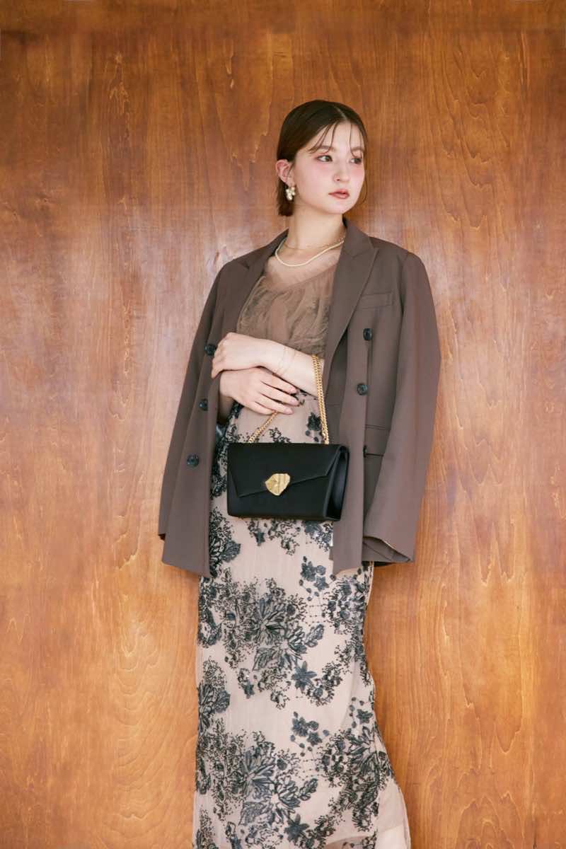 ベージュのレイヤードチュールケープドレスの商品画像11