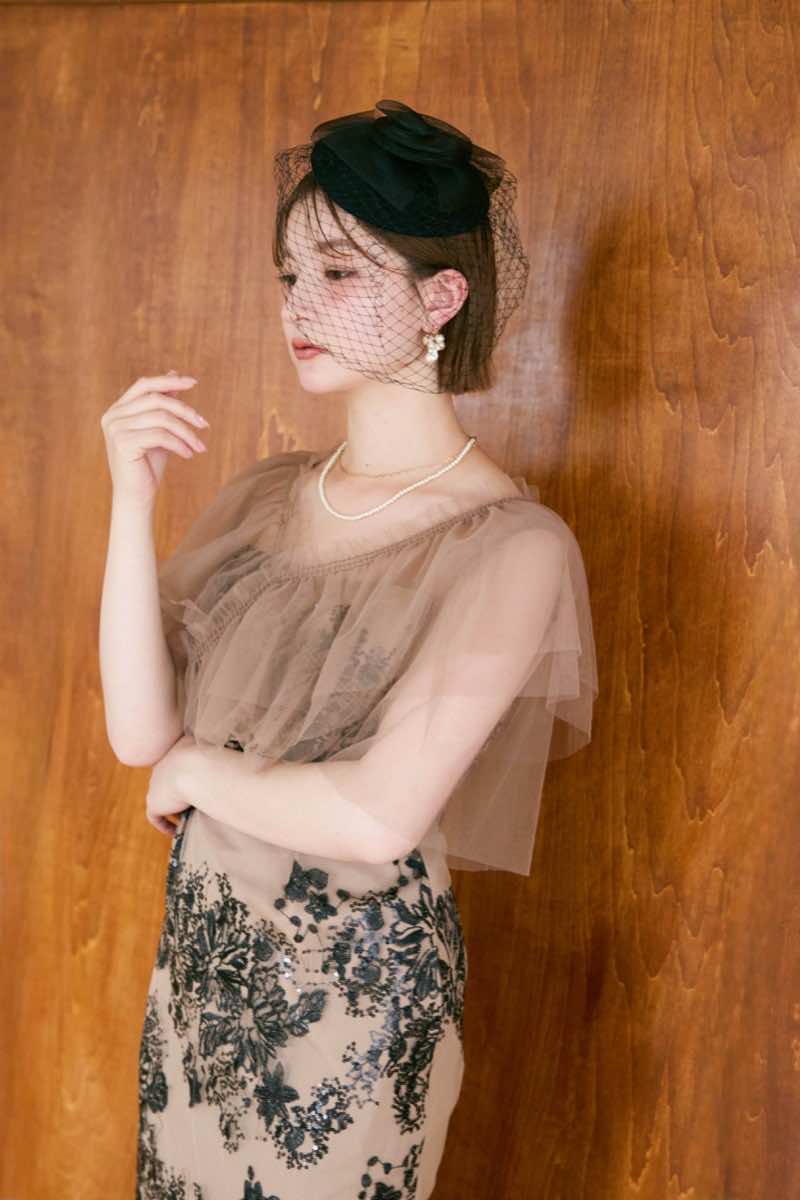 ベージュのレイヤードチュールケープドレスの商品画像15