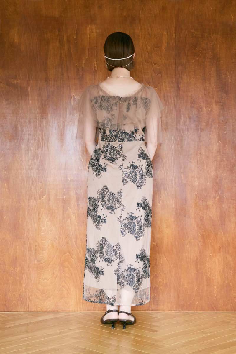 ベージュのレイヤードチュールケープドレスの商品画像4