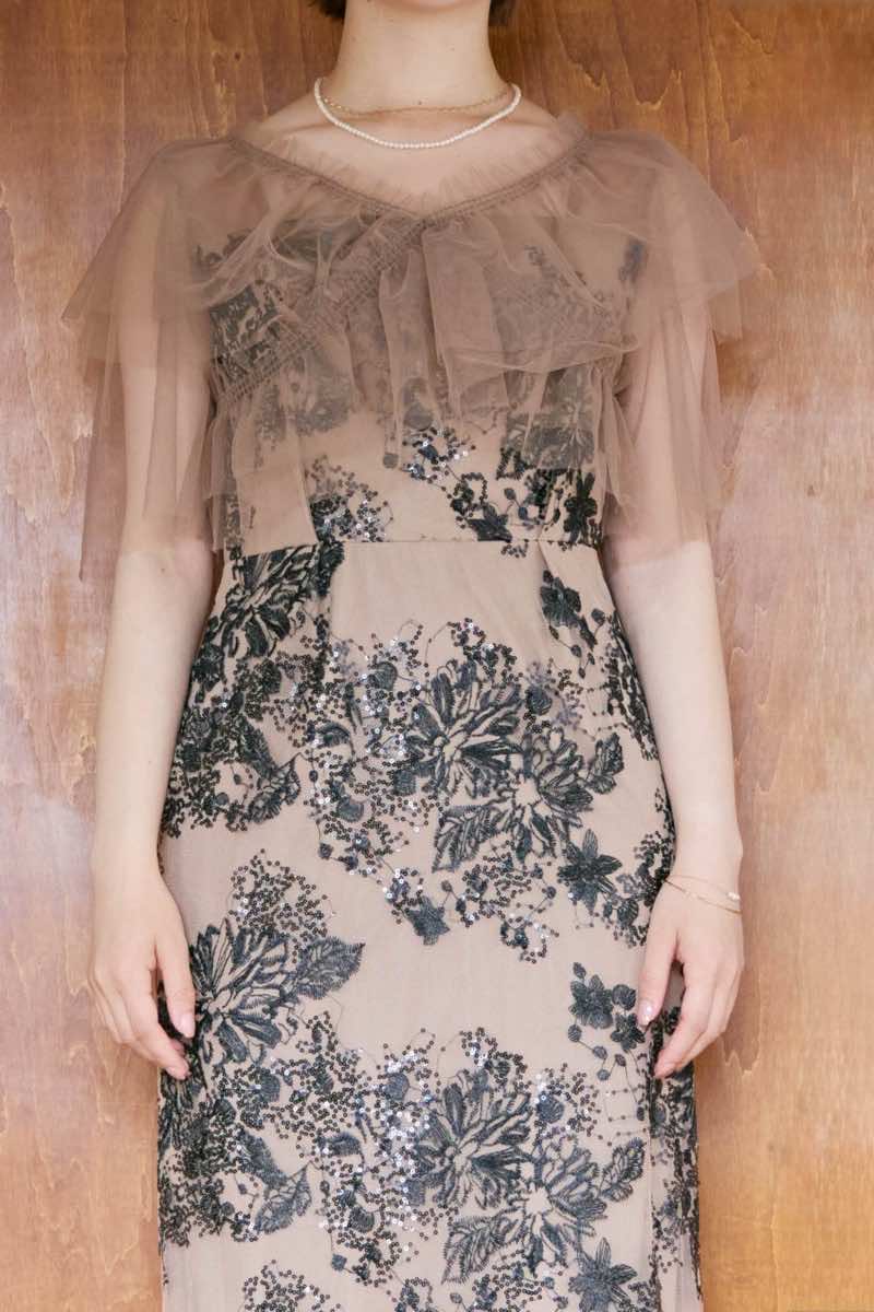 ベージュのレイヤードチュールケープドレスの商品画像6