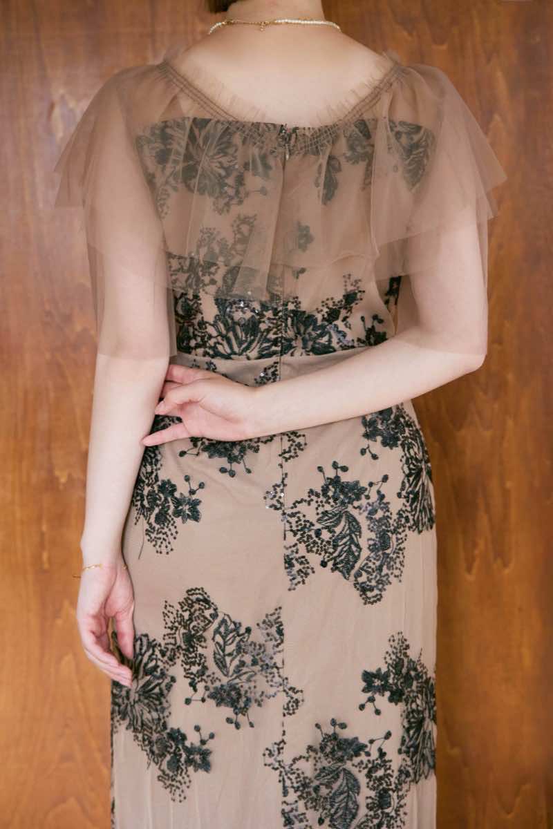 ベージュのレイヤードチュールケープドレスの商品画像7