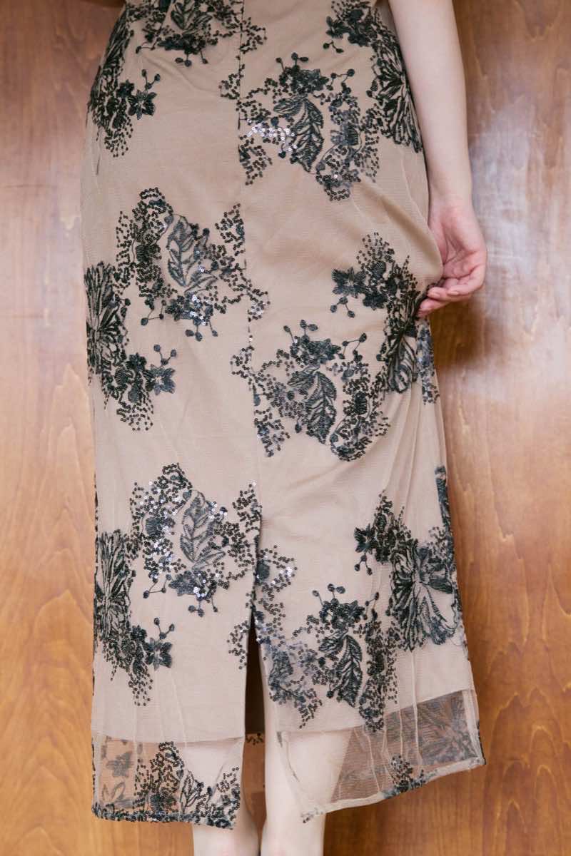 ベージュのレイヤードチュールケープドレスの商品画像8