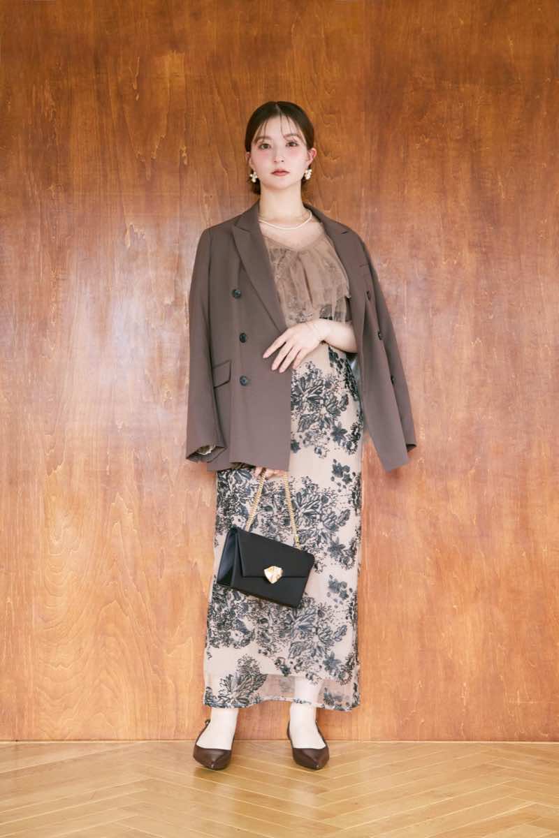 ベージュのレイヤードチュールケープドレスの商品画像9