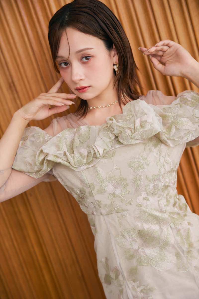 ベージュのブルーミングフラワードレスの商品画像14